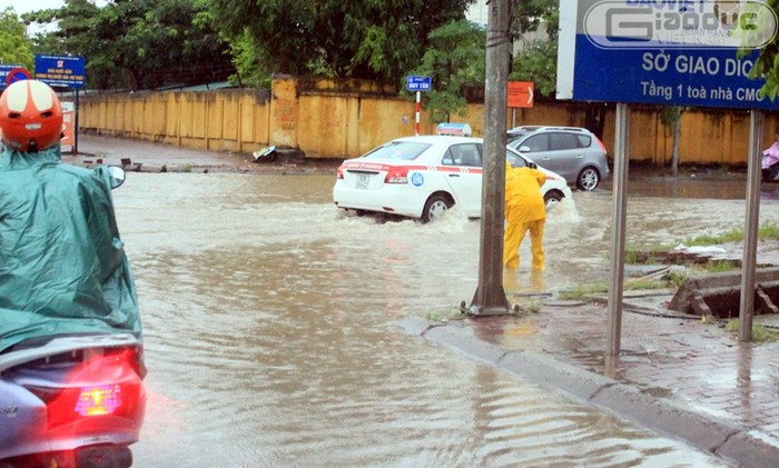 Lụt lội vẫn là cảnh thường thấy ở Hà Nội khi có mưa lớn lại tái diễn.